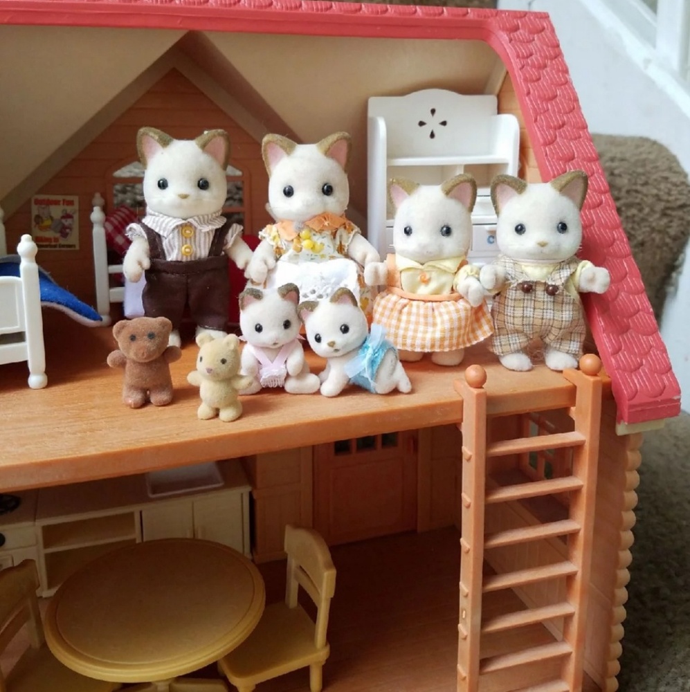 *SOLD* calico critters  vintage house and  charact